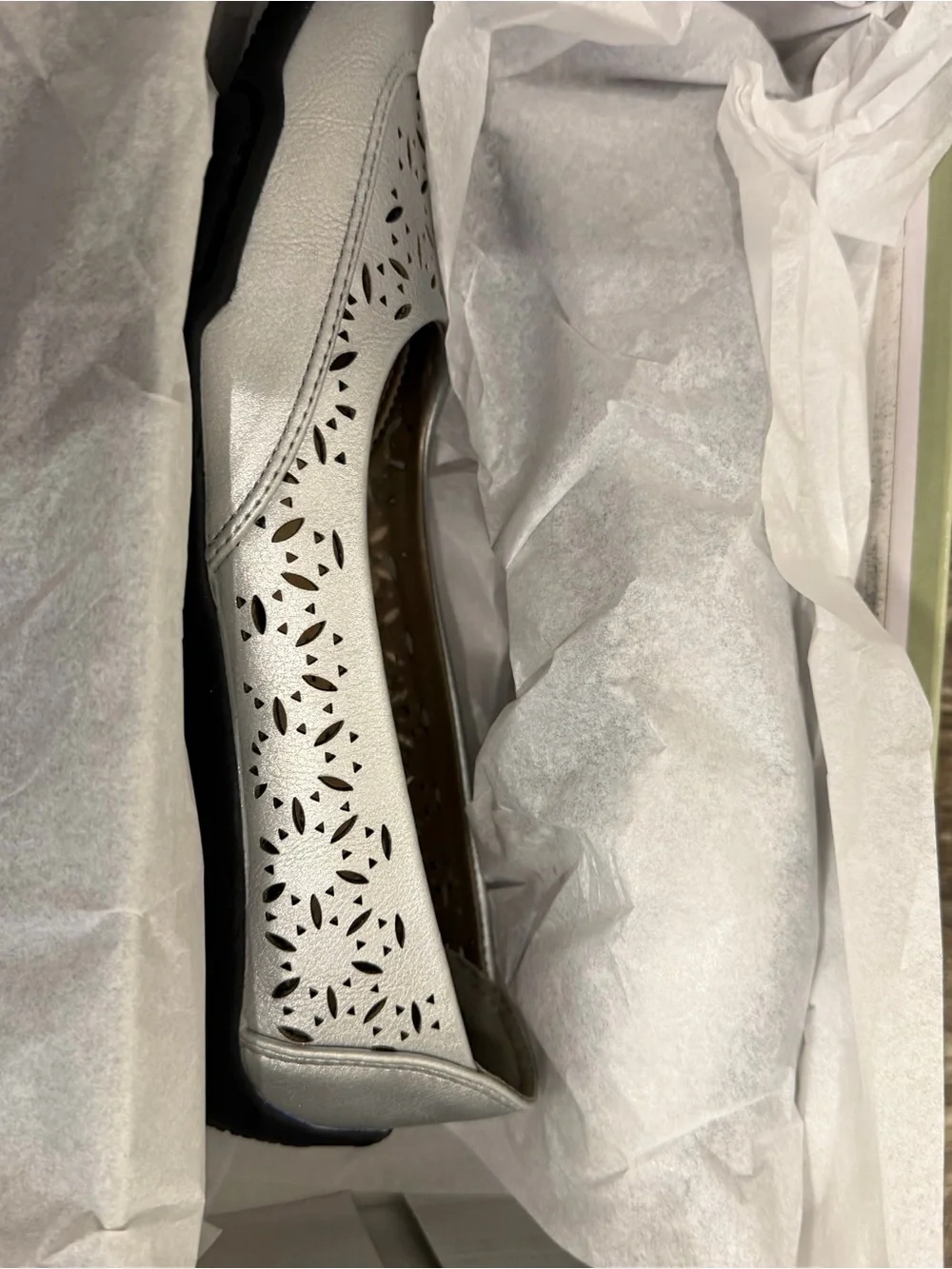 Array Women's Silver Comfort Slip-On Flats Size 7 Narrow